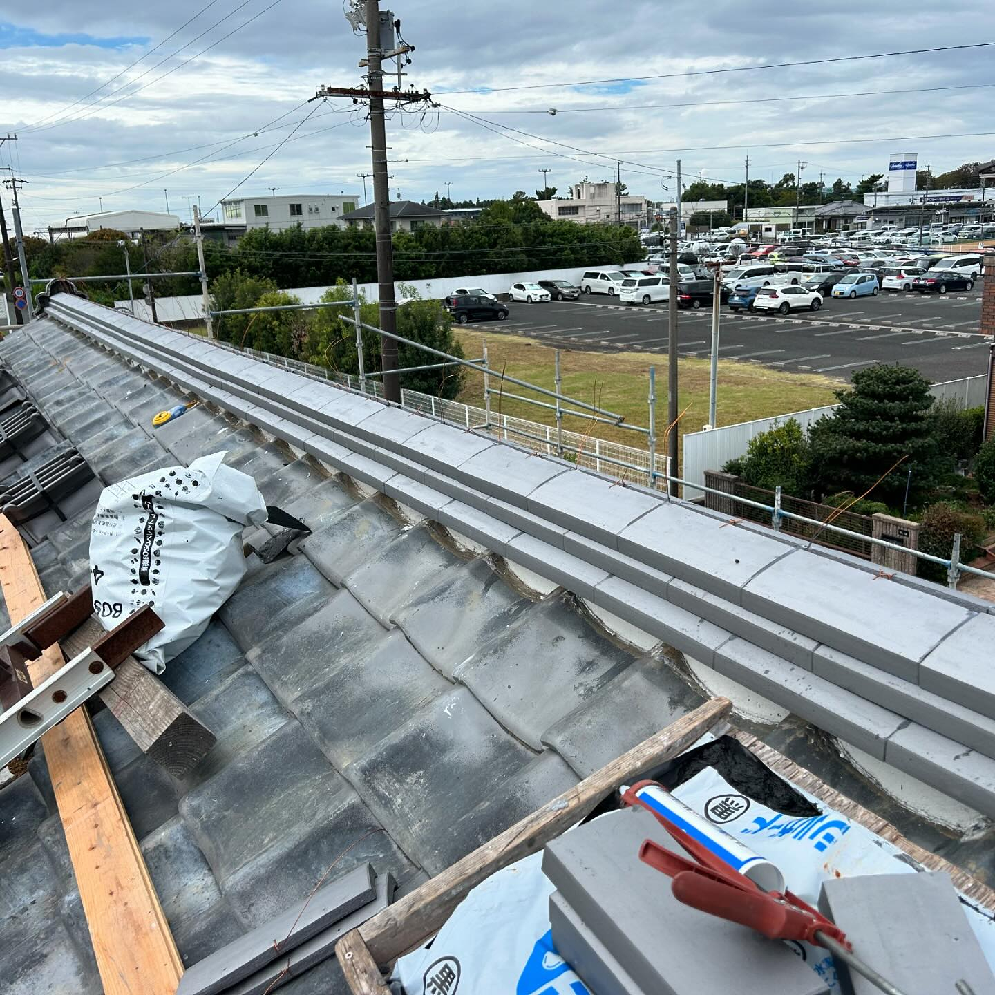 先日は浜松で竜巻の被害を受けたご家庭の屋根修理を行いました🏠...