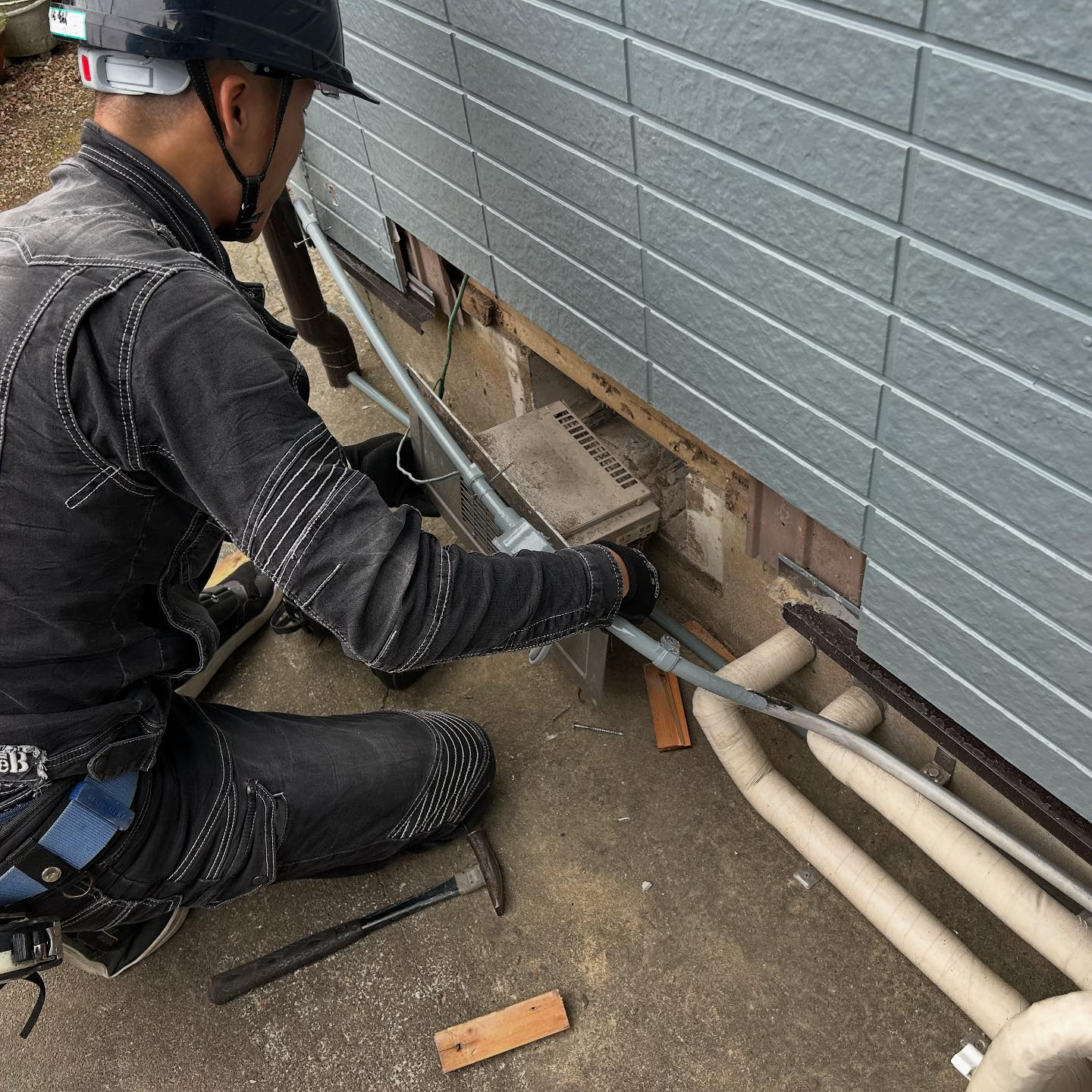 🔧 こんにちは！今回は床下換気扇の交換工事を担当しました👷‍...