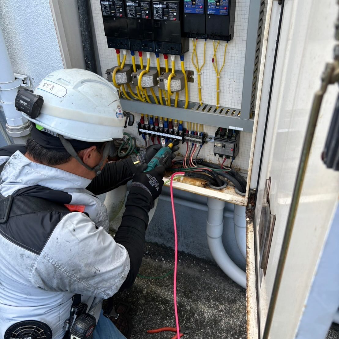 今日は商用施設の電気工事を進めました！💡💪 空調設備の電源工...