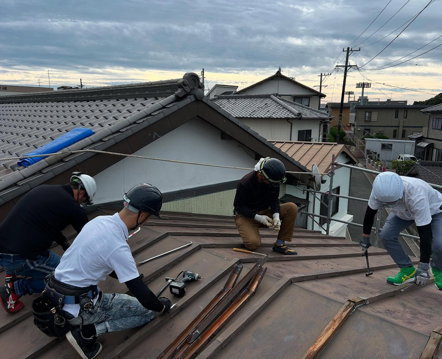 🏠✨ 古い板金屋根が突風による被害で破損したため、堅牢で美し...