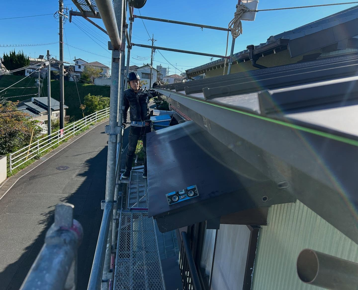 🏠✨ 古い板金屋根が突風による被害で破損したため、堅牢で美し...