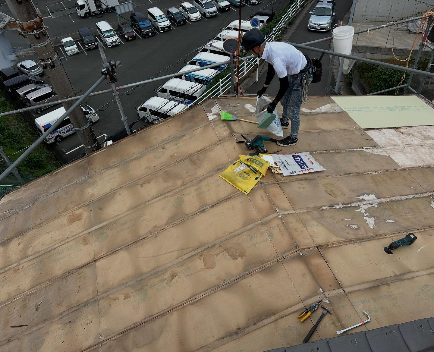 🏠✨ 古い板金屋根が突風による被害で破損したため、堅牢で美し...