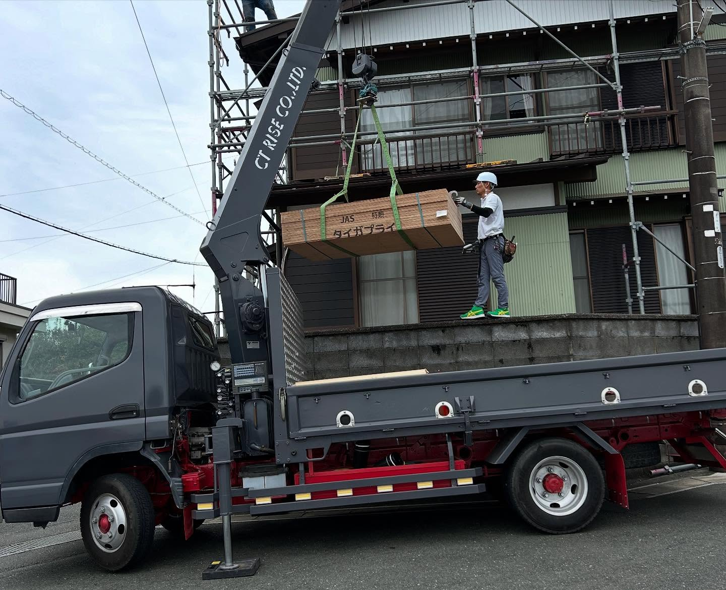 🏠✨ 古い板金屋根が突風による被害で破損したため、堅牢で美し...