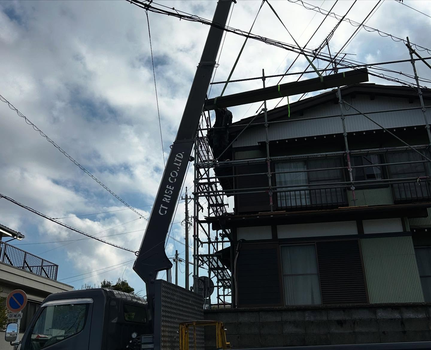 🏠✨ 古い板金屋根が突風による被害で破損したため、堅牢で美し...