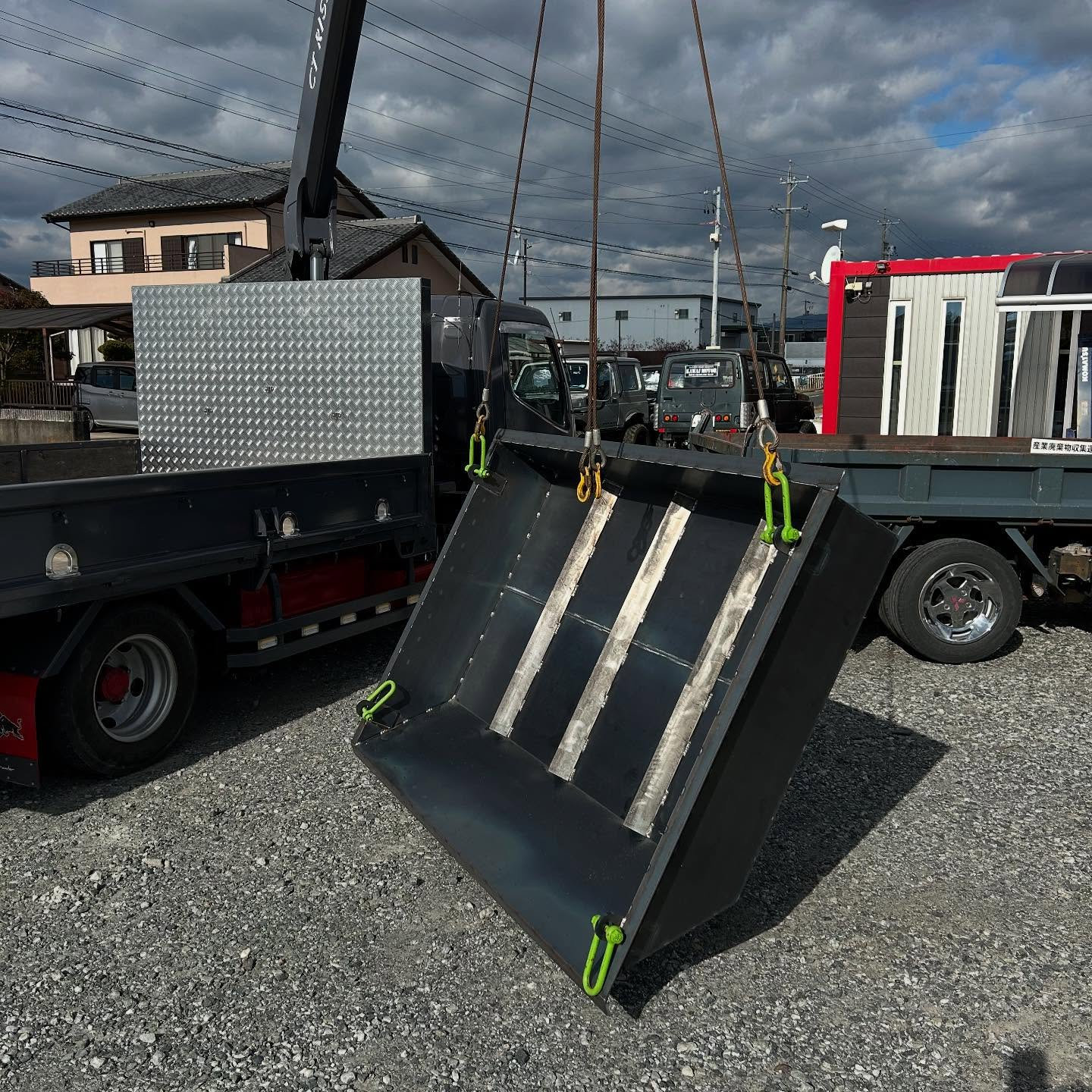 🔨✨ 先日、屋根葺替え工事に向けて、屋根解体工事を行いました...