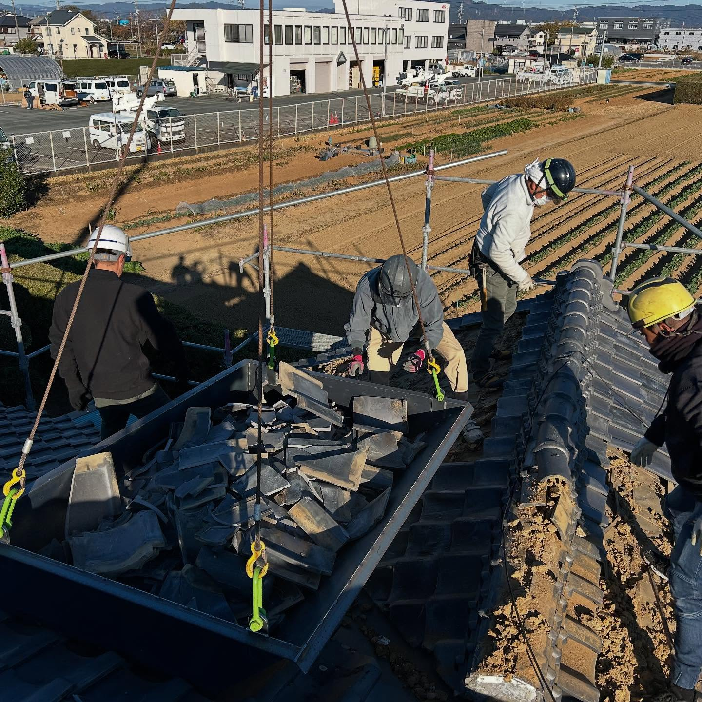 🔨✨ 先日、屋根葺替え工事に向けて、屋根解体工事を行いました...