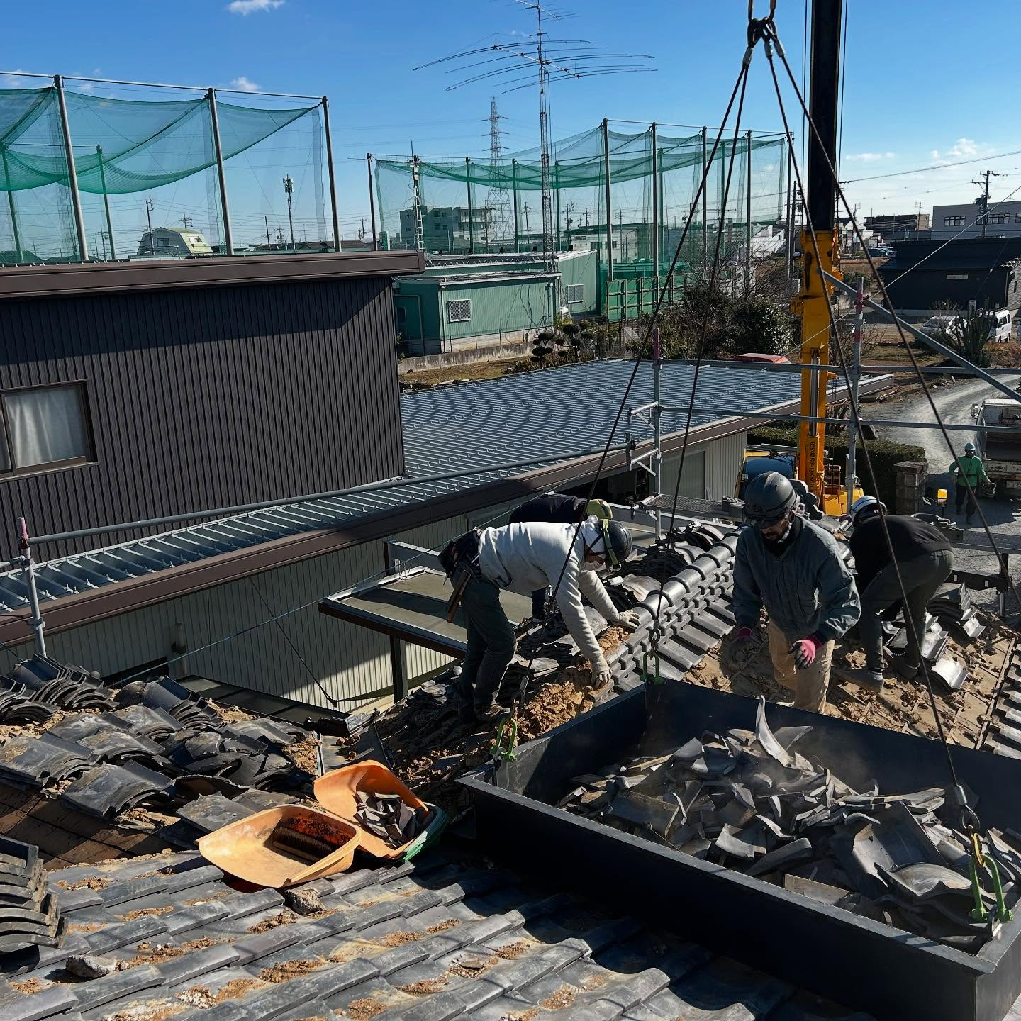 🔨✨ 先日、屋根葺替え工事に向けて、屋根解体工事を行いました...