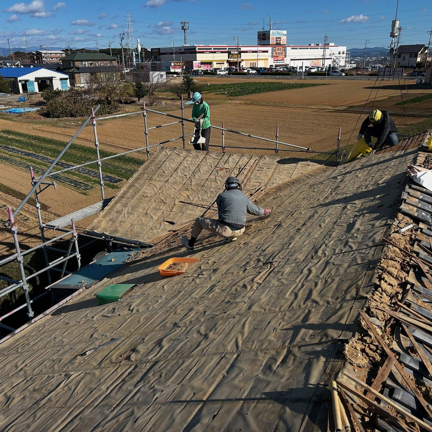 🔨✨ 先日、屋根葺替え工事に向けて、屋根解体工事を行いました...