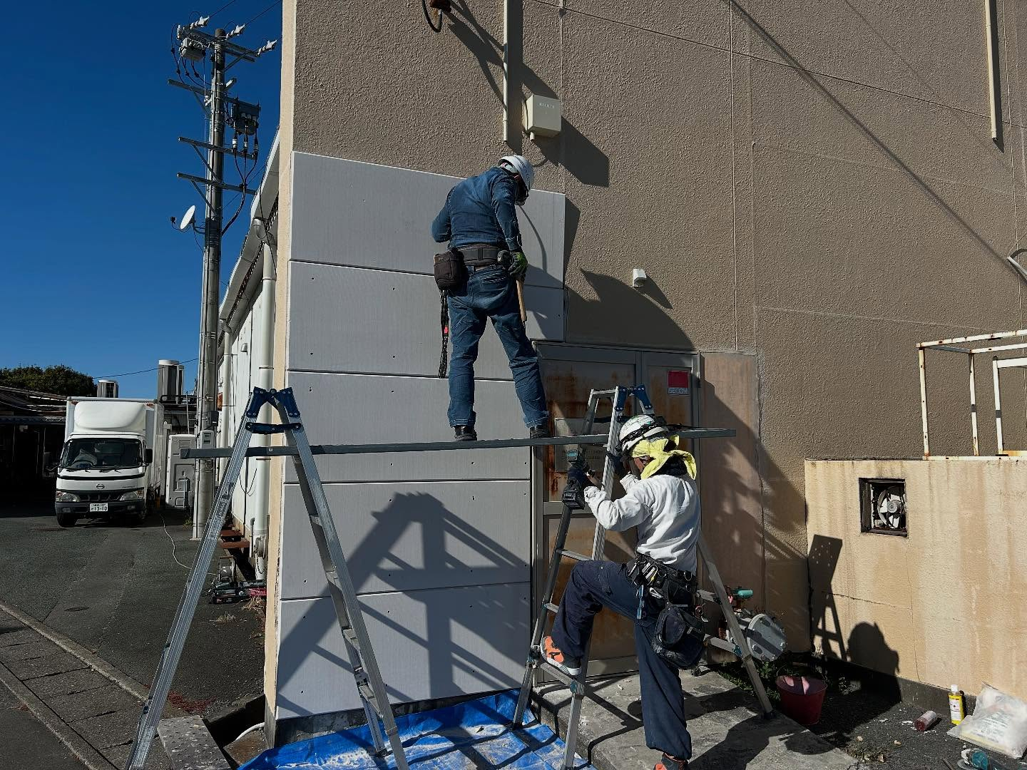 🏗️✨ 先日、弊社が手掛けたスーパーマーケットの外壁改修工事...