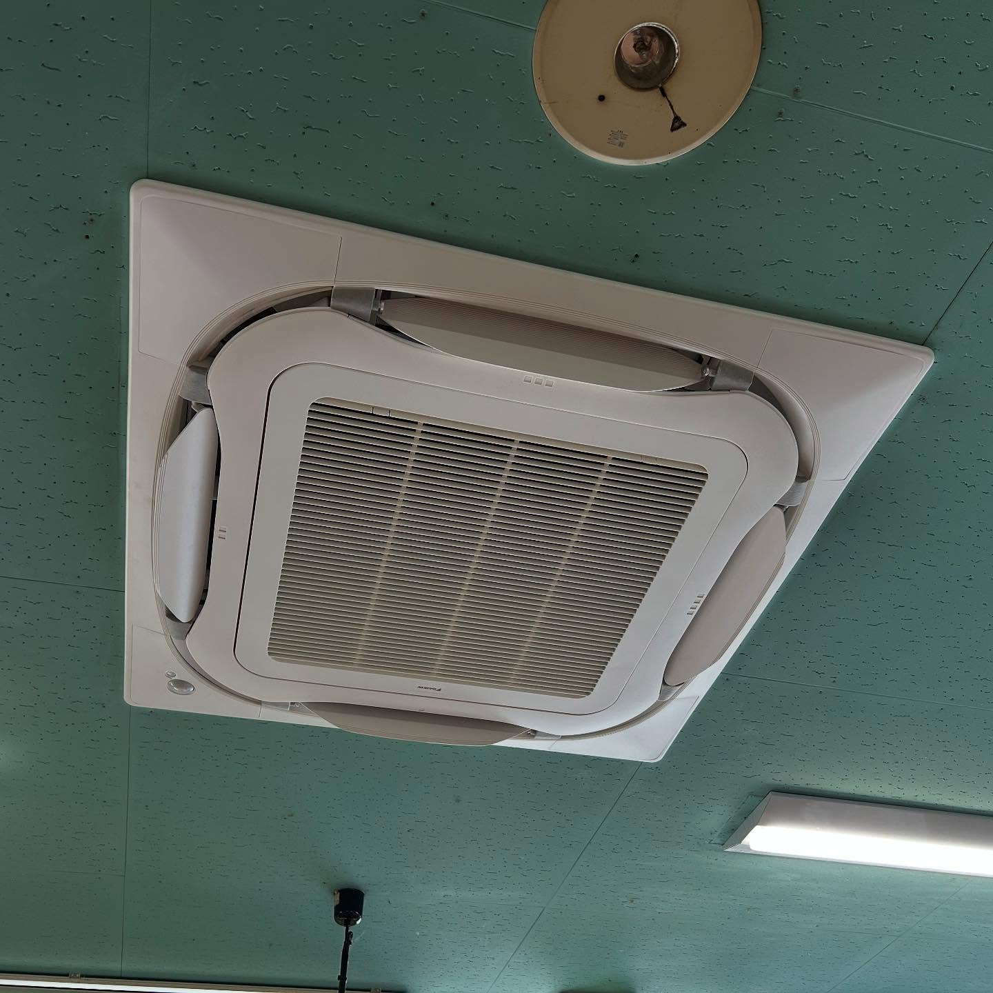 当社がお世話になっているG.S様での空調設備更新工事を行いま...