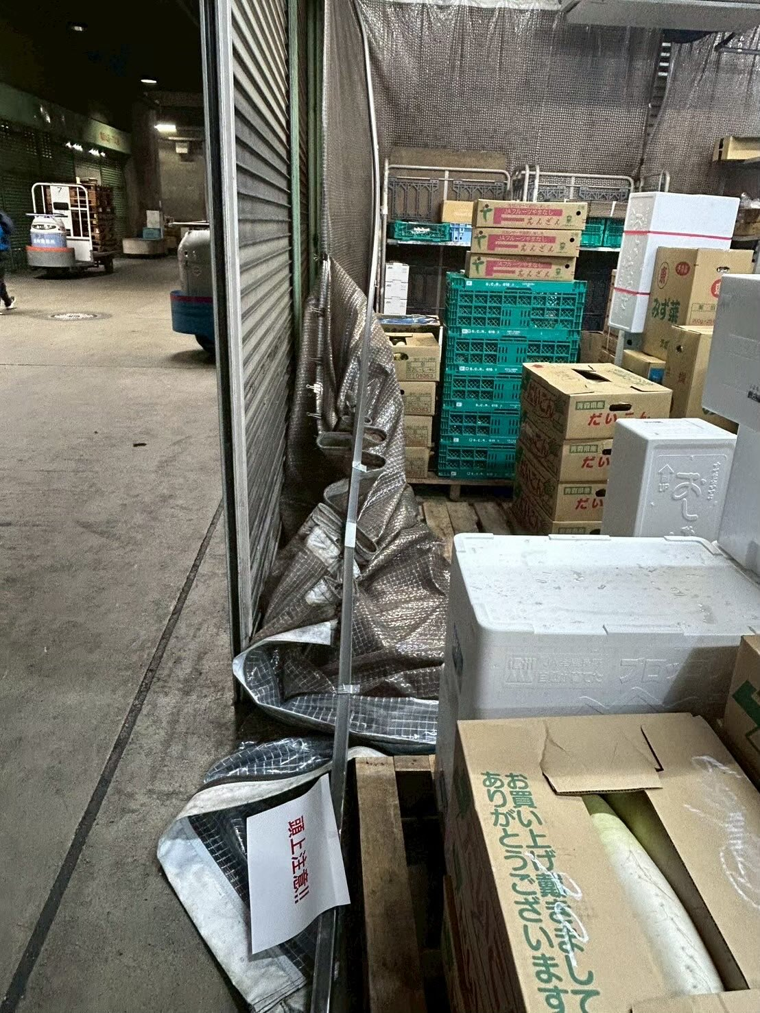 今回の工事は商業施設向け防火カーテン工事です。