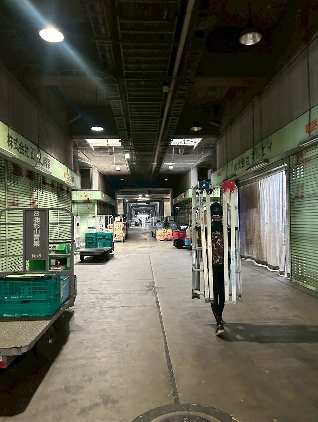 今回の工事は商業施設向け防火カーテン工事です。