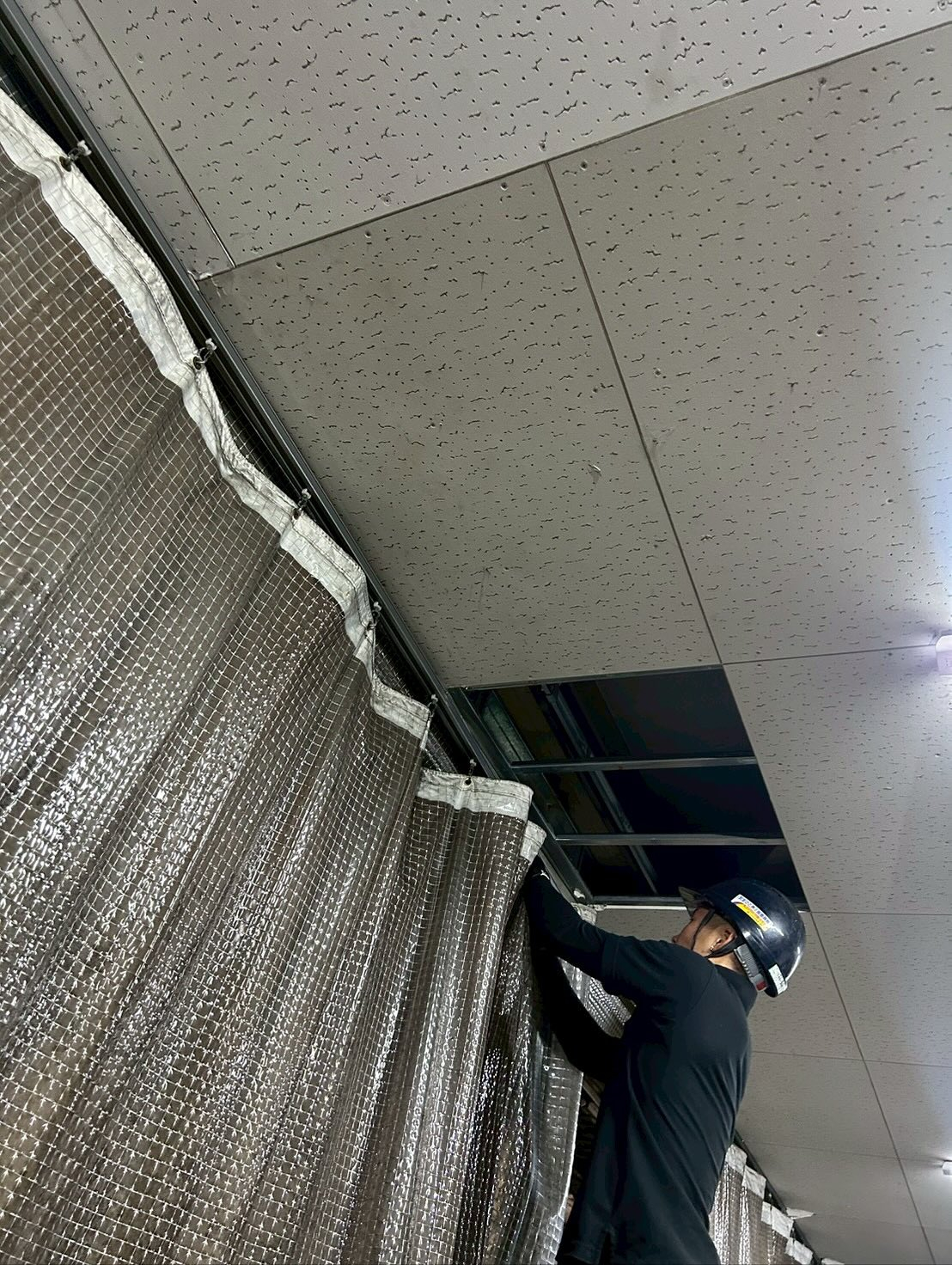 今回の工事は商業施設向け防火カーテン工事です。