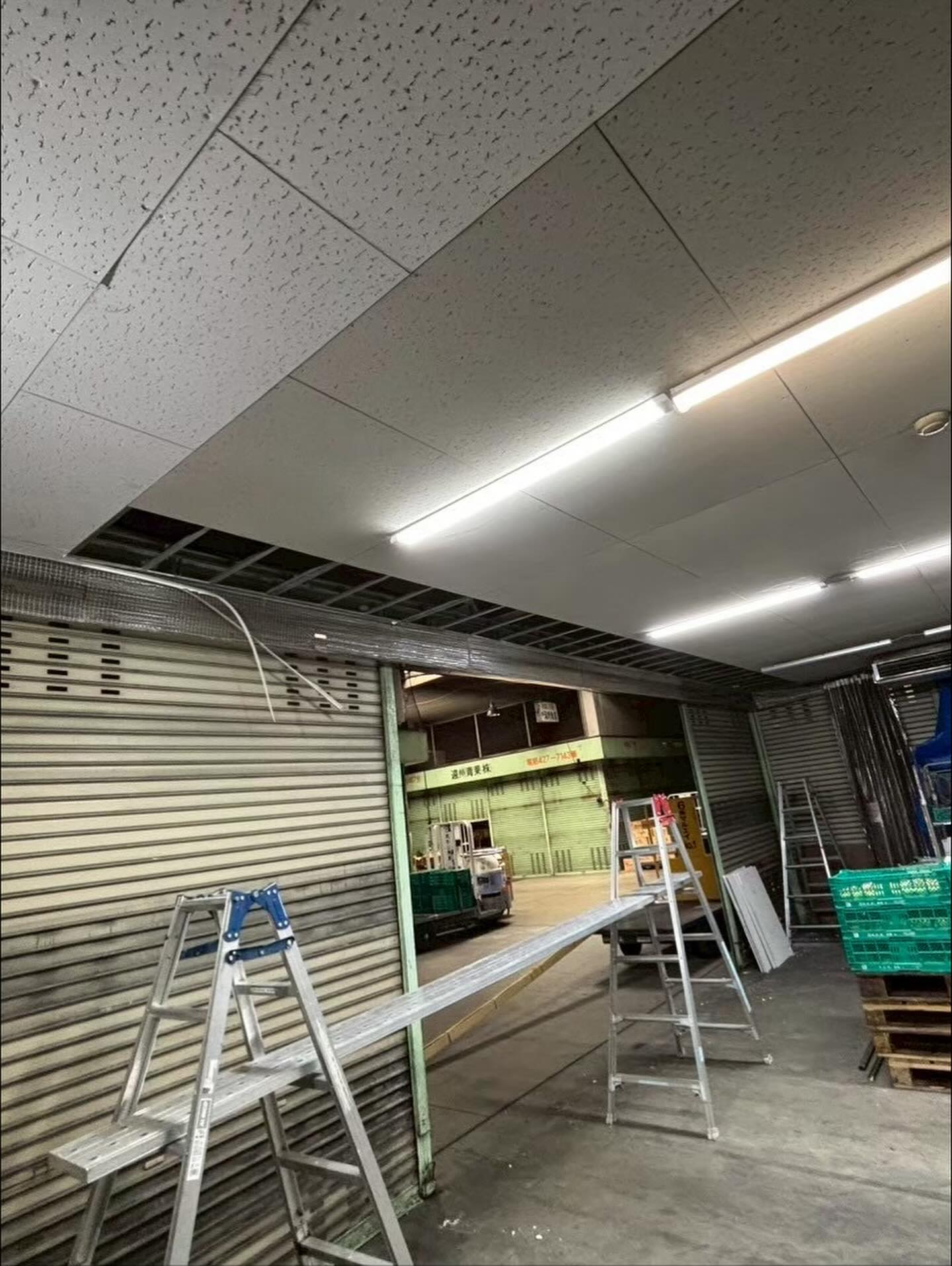 今回の工事は商業施設向け防火カーテン工事です。