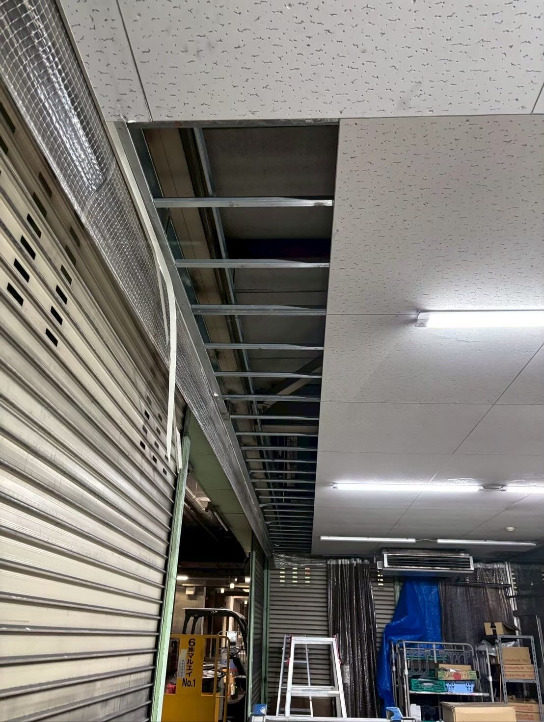 今回の工事は商業施設向け防火カーテン工事です。