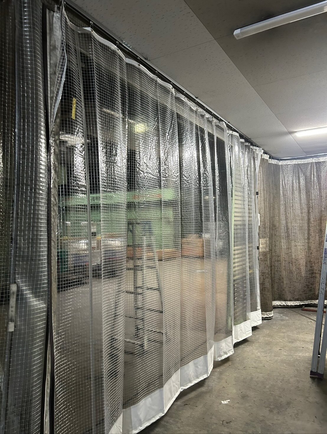 今回の工事は商業施設向け防火カーテン工事です。