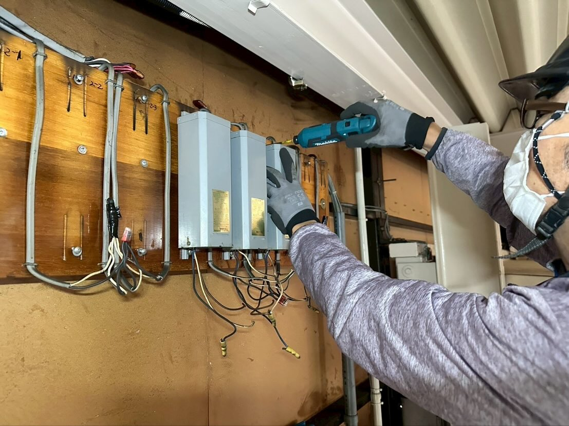 🏢✨ テナントの空き工場にて、次の入居者様に向けた電気工事を...