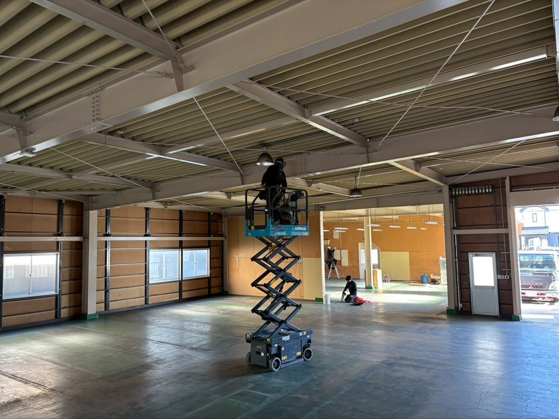 🏢✨ テナントの空き工場にて、次の入居者様に向けた電気工事を...