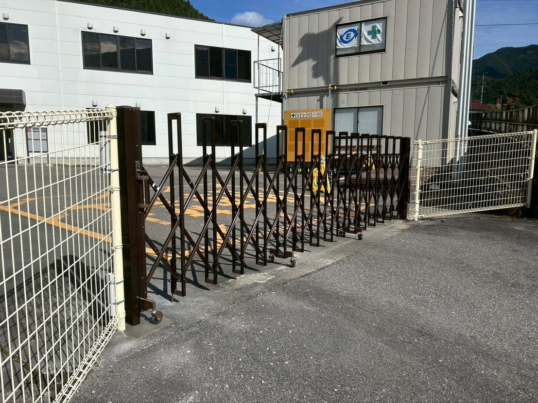 🚧某発電所の門扉交換工事が無事に完了しました！🔨✨