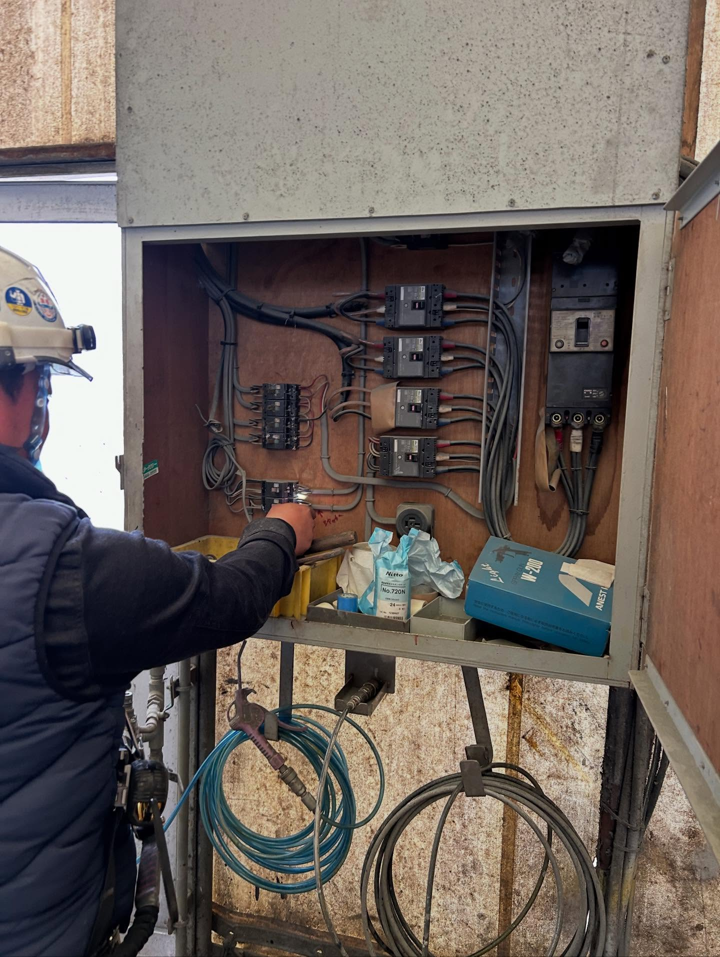 今回の工事は、工場内の塗装ブースにある電動シャッターの交換工...