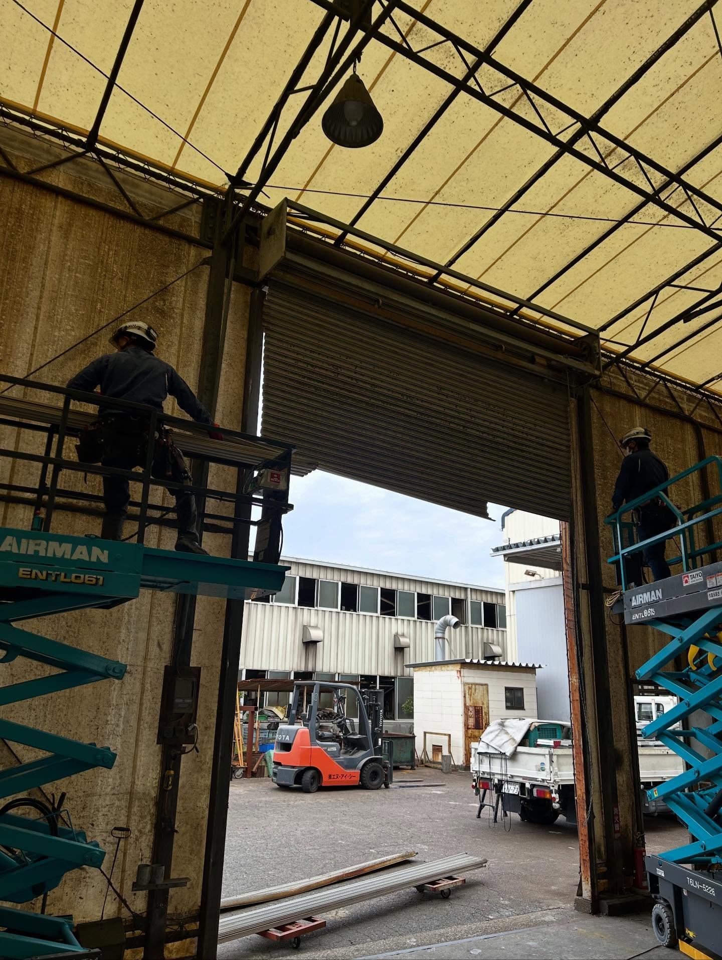 今回の工事は、工場内の塗装ブースにある電動シャッターの交換工...