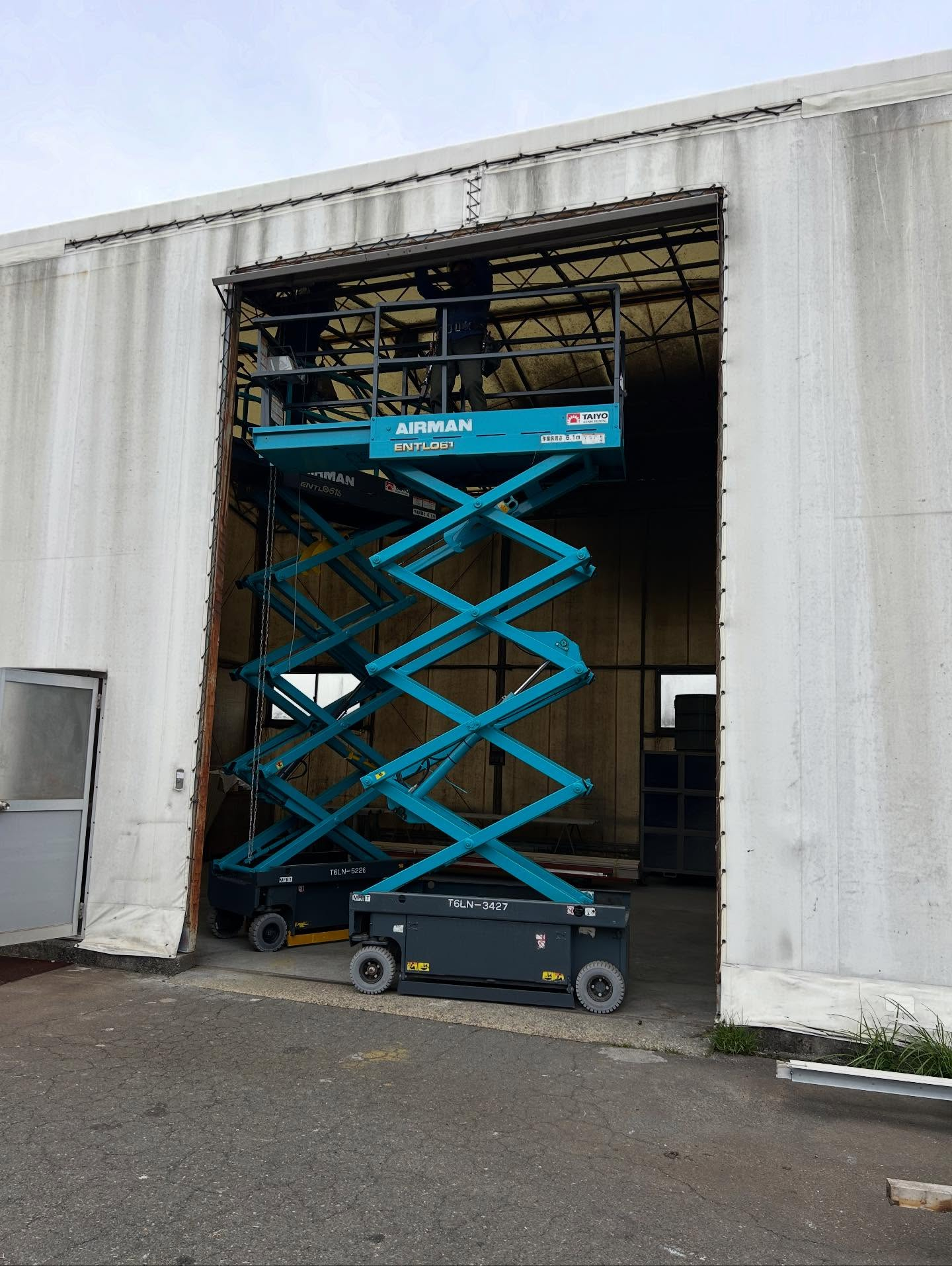 今回の工事は、工場内の塗装ブースにある電動シャッターの交換工...