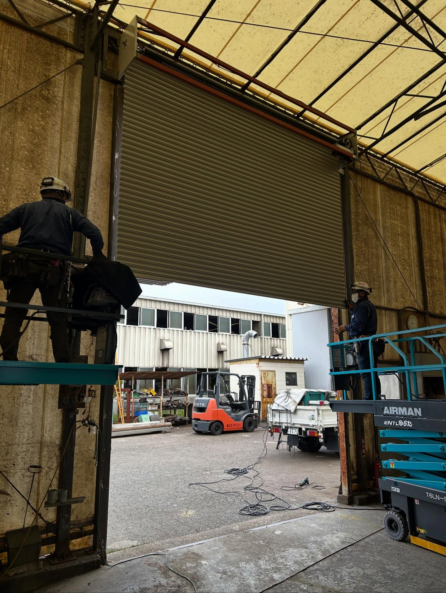 今回の工事は、工場内の塗装ブースにある電動シャッターの交換工...