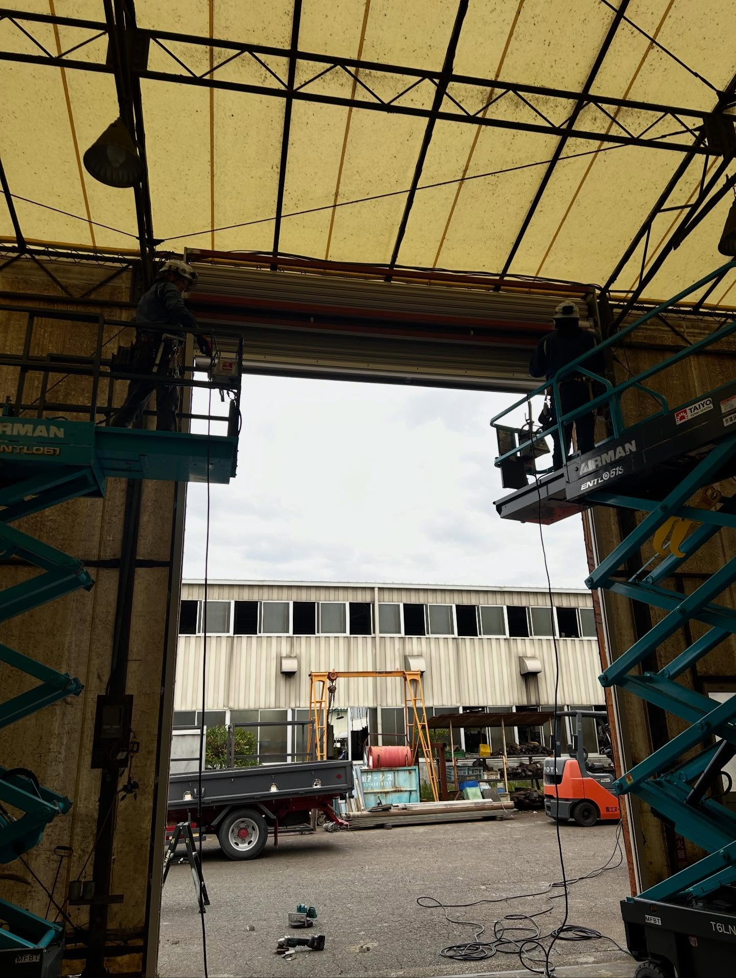 今回の工事は、工場内の塗装ブースにある電動シャッターの交換工...