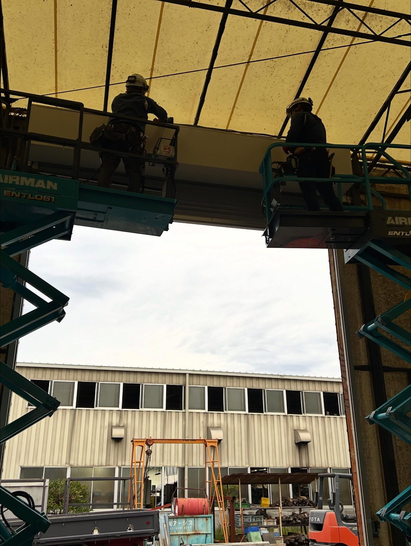 今回の工事は、工場内の塗装ブースにある電動シャッターの交換工...