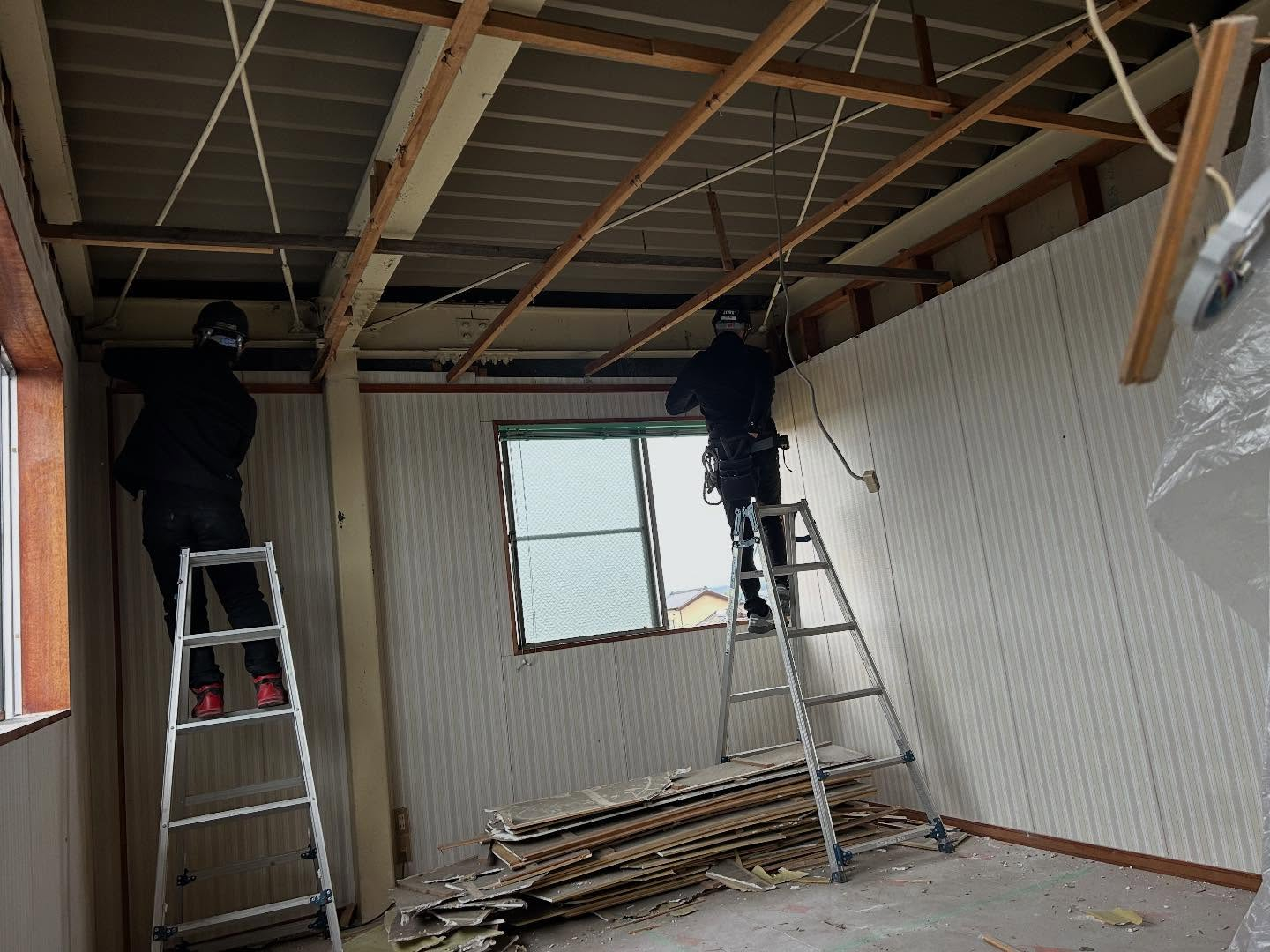 本日は法人様従業員休憩室の天井リフォーム工事です🎉