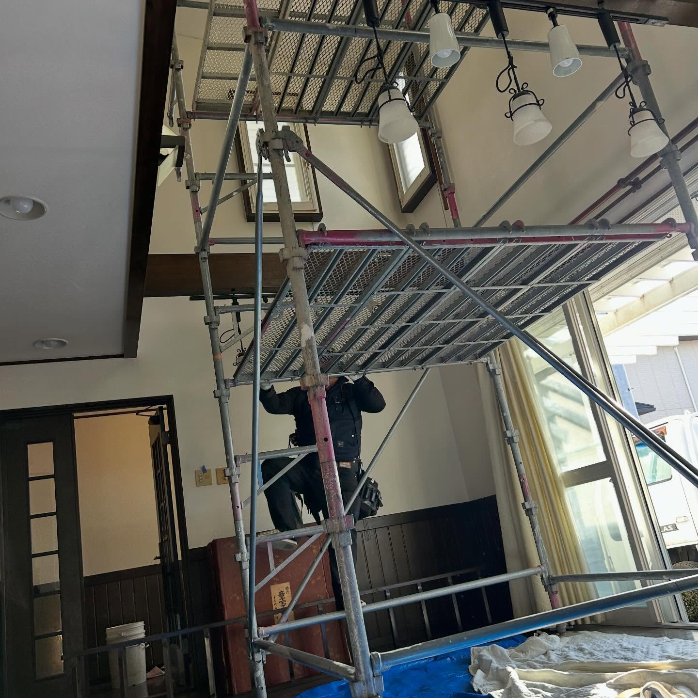 今回は、吹抜けの高い天井にあるシーリングファンを新たに交換し...