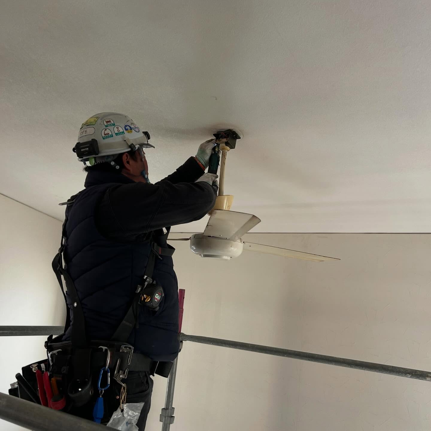 今回は、吹抜けの高い天井にあるシーリングファンを新たに交換し...