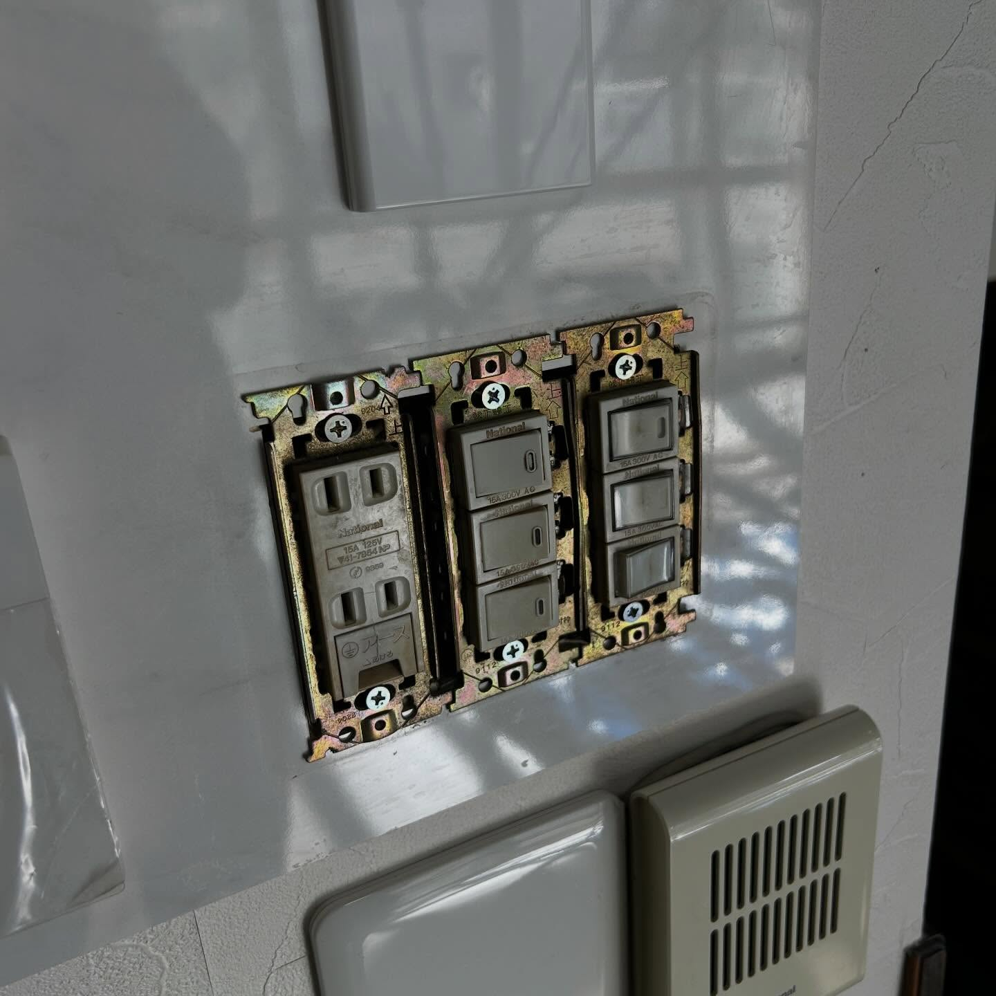 今回は、吹抜けの高い天井にあるシーリングファンを新たに交換し...