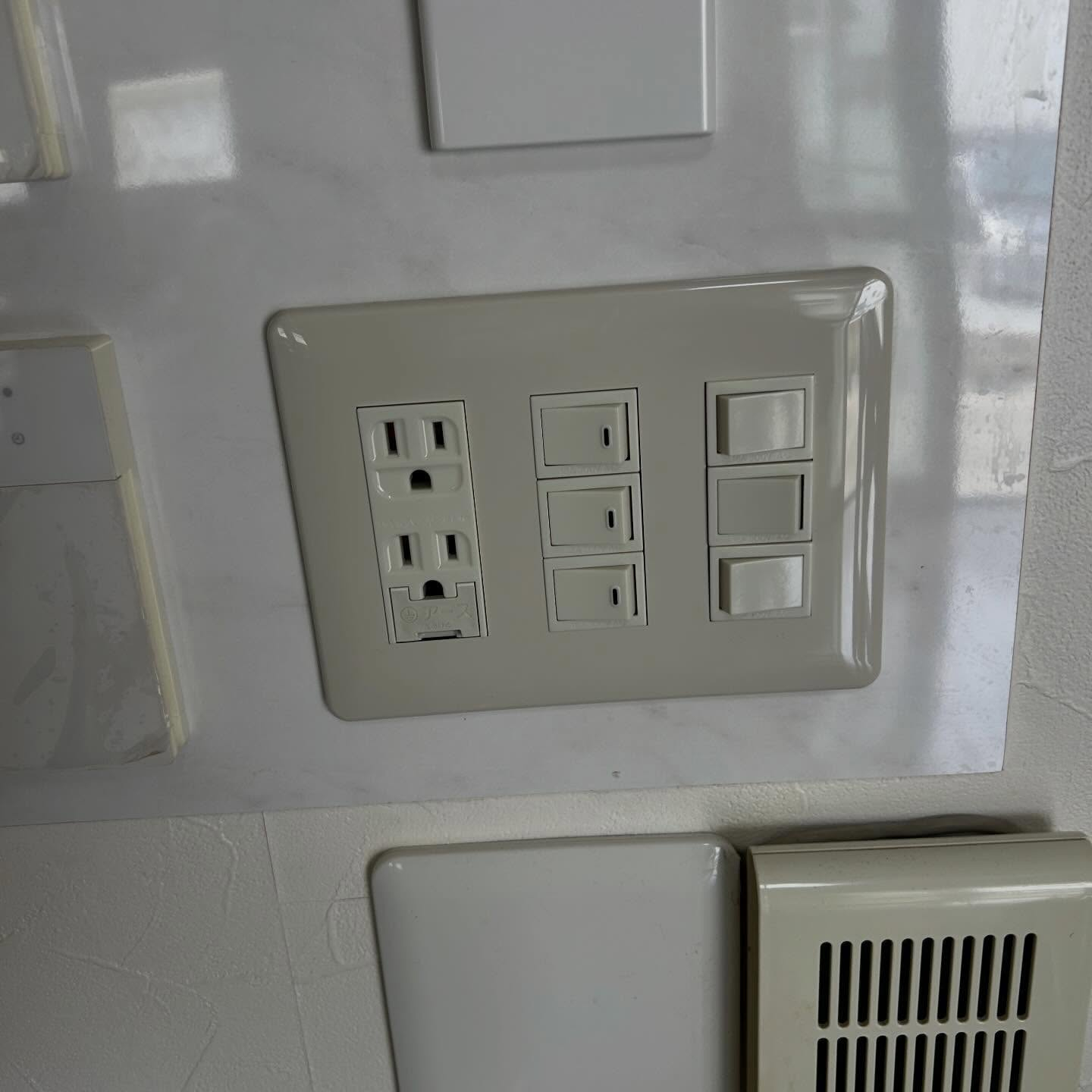 今回は、吹抜けの高い天井にあるシーリングファンを新たに交換し...