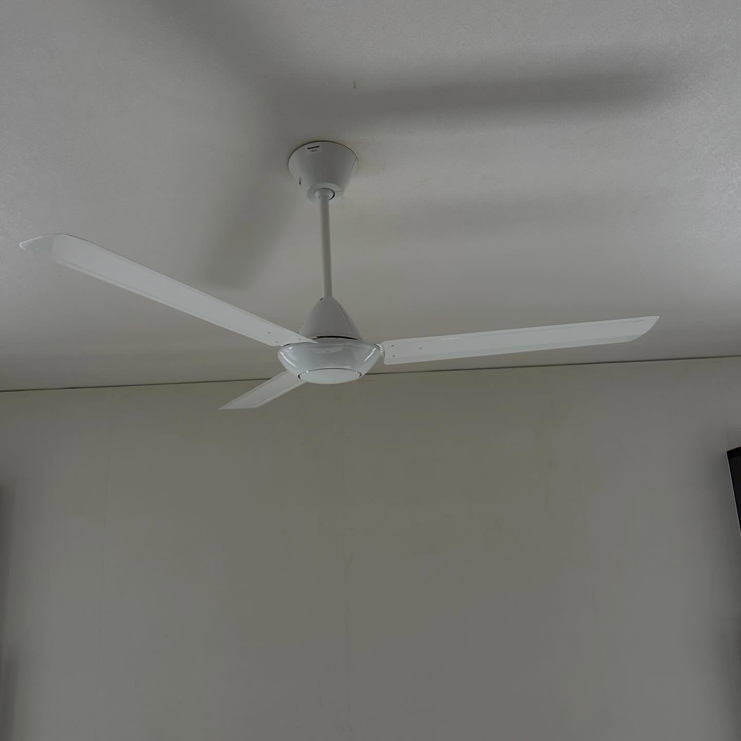 今回は、吹抜けの高い天井にあるシーリングファンを新たに交換し...