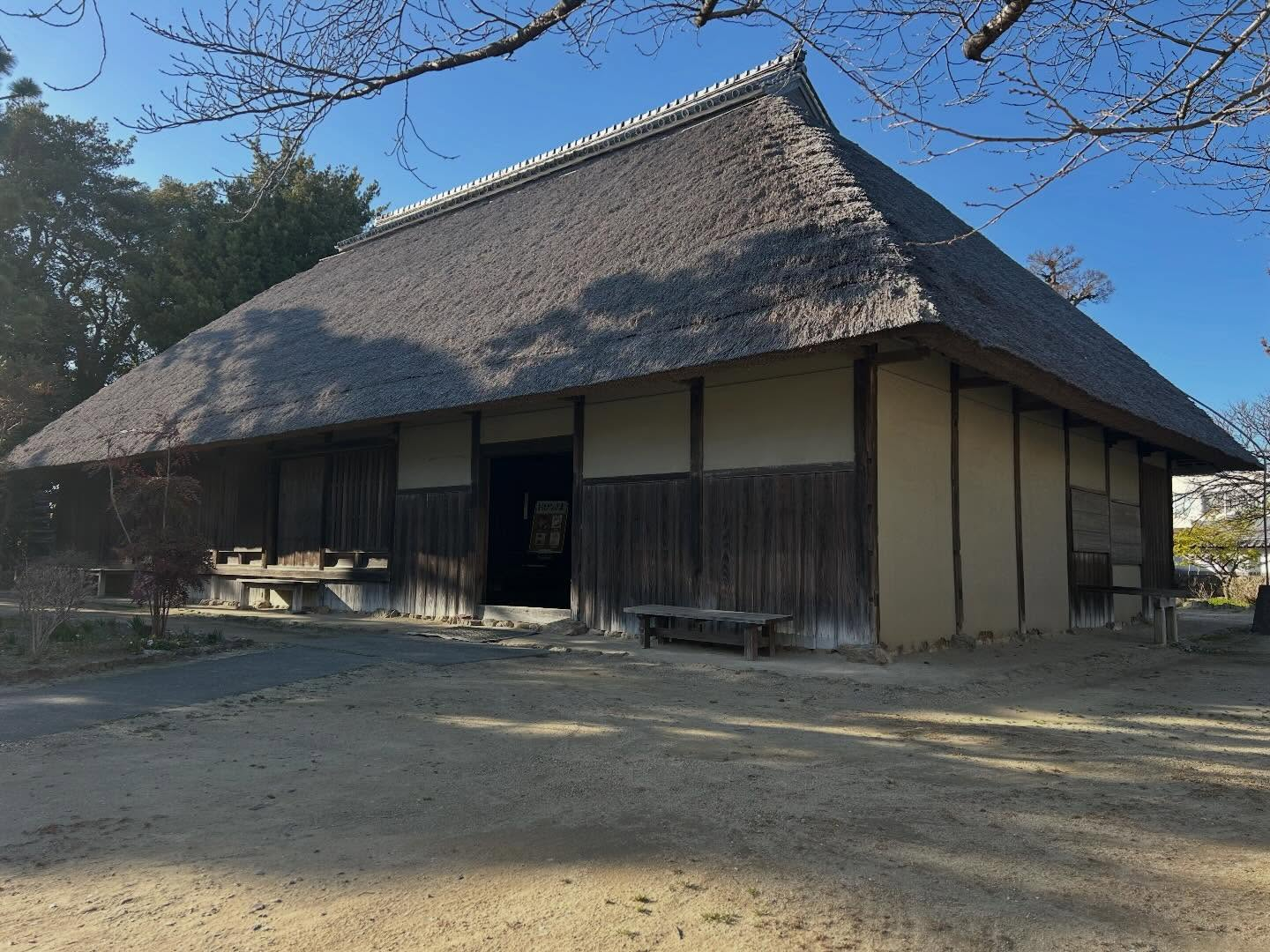 20年前、まだ若かった頃、私は瓦職人としての道を歩んでいまし...