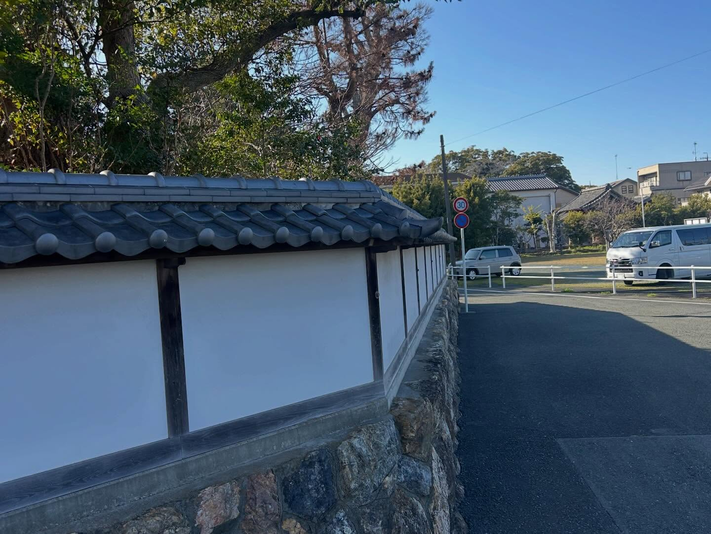 20年前、まだ若かった頃、私は瓦職人としての道を歩んでいまし...