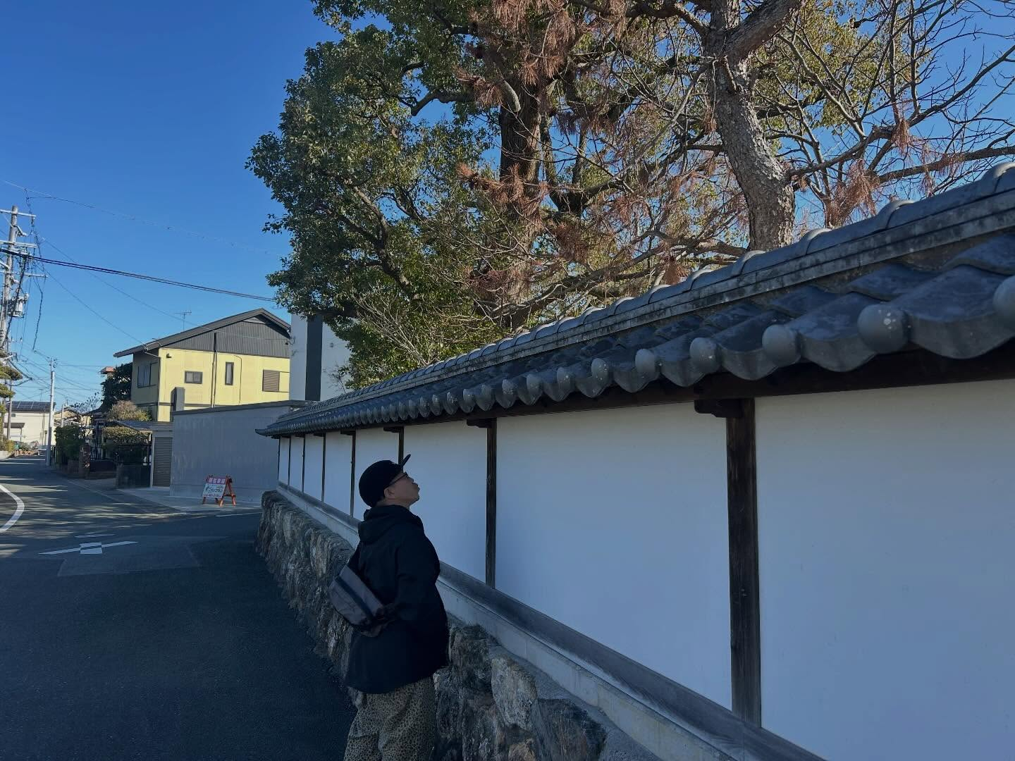 20年前、まだ若かった頃、私は瓦職人としての道を歩んでいまし...